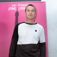 "Karena udah 13 tahun jadi nonton lagi, skripnya diulang-ulang lagi yang kedua. Cuma ya udah beda pengalaman, jadi baca skrip yang kedua ini," kata Samuel Rizal di kantor Soraya Intercine Films, kawasan Gondangdia, Jumat (15/9). (Deki Prayoga/Bintang.com)