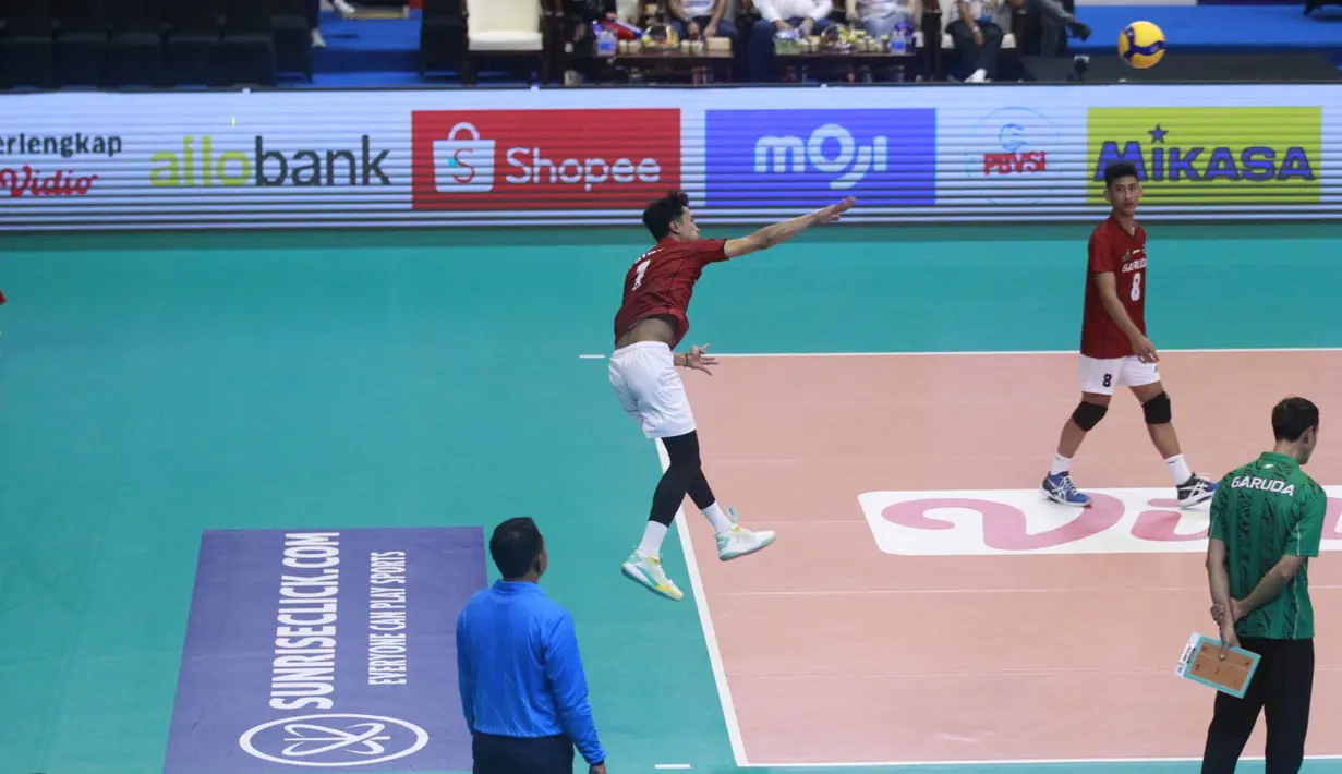 <p>Pemain Jakarta Garuda Jaya, Mohammad Fahril Setiawan melakukan serve saat menghadapi Jakarta Pertamina Pertamax pada laga pekan pertama putaran I PLN Mobile Proliga 2024 di GOR Amongrogo, Yogyakarta, Sabtu (27/4/2024). Jakarta Garuda Jaya kalah 0-3 (16-25, 23-25, 15-25). (Dok. PBVSI)</p>