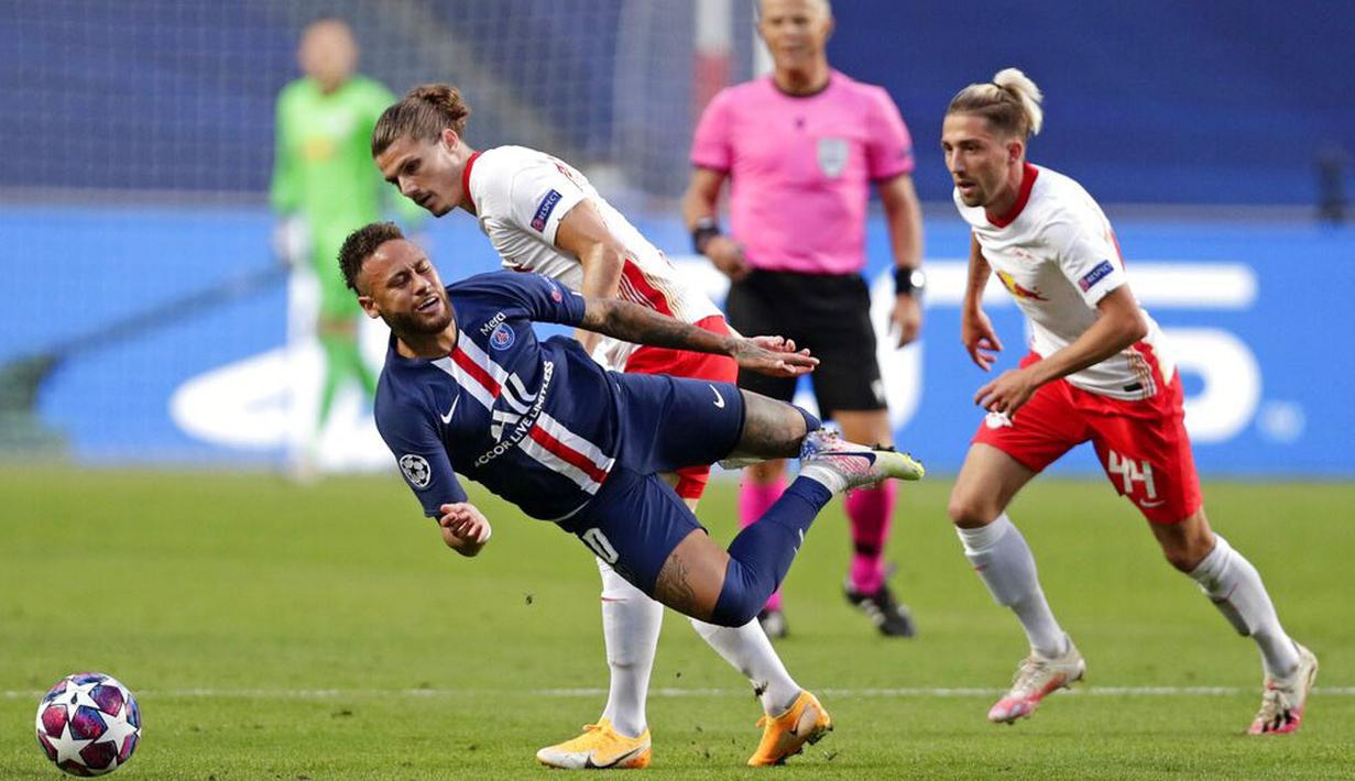 Pemain Paris Saint-Germain (PSG), Neymar, terjatuh saat berebut bola dengan pemain RB Leipzig pada laga semifinal Liga Champions di Stadion The Luz, Rabu (19/8/2020). PSG menang dengan skor 3-0. (AP Photo/Manu Fernandez)
