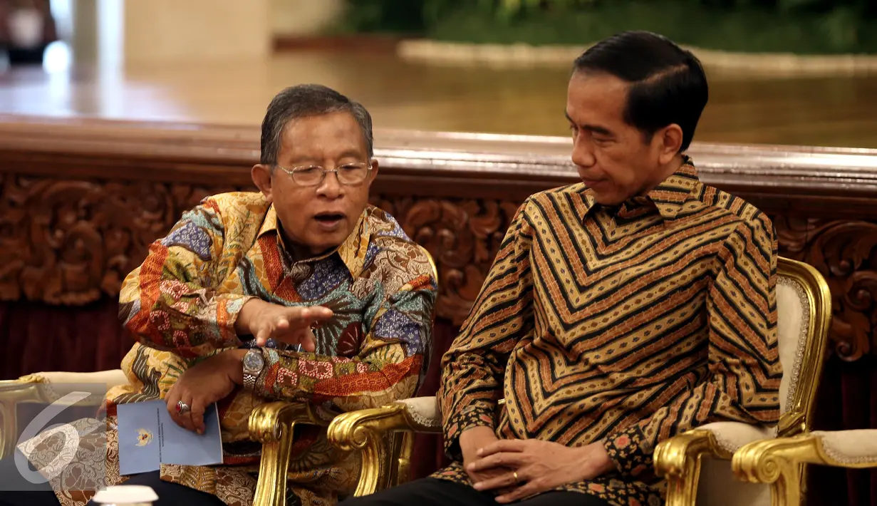 Menko Perekonomian Darmin Nasution (kiri), berbincang dengan Presiden Joko Widodo  dalam peresmian Pencanangan Sensus Ekonomi (SE) 2016 dan pembukaan rapat koordinasi teknis SE 2016 di Istana Negara, Jakarta, Selasa (26/4). (Liputan6.com/Faizal Fanani)