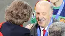 Pelatih Spanyol Vicente Del Bosque (kanan) mendapat selamat dari Ratu Sofia di saat upacara pemberian trofi PD 2010 di Soccer City, Johannesburg, 11 Juli 2010. Spanyol juara. AFP PHOTO / STEPHANE DE SAKUTIN 