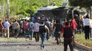 Petugas polisi berpakaian preman berdatangan ke lokasi ledakan bom mobil di kota Diyarbakir, Turki, Selasa (10/5). Ledakan menghantam kendaraan lapis baja polisi, setidaknya tiga korban tewas dan puluhan mengalami luka-luka (Ihlas News Agency via REUTERS)