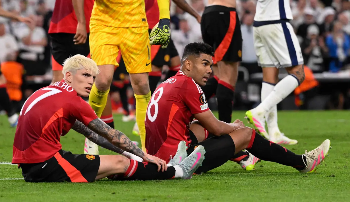 Di Liga Primer Inggris, Manchester United masih terpuruk di posisi 16 klasemen sementara dengan 39 poin dari 37 laga. (Josep LAGO/AFP)