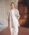 Long Blazer berwarna nude dengan inner berwarna putih akan membuatmu terlihat cantik dan elegan. (instagram/gal_gadot)