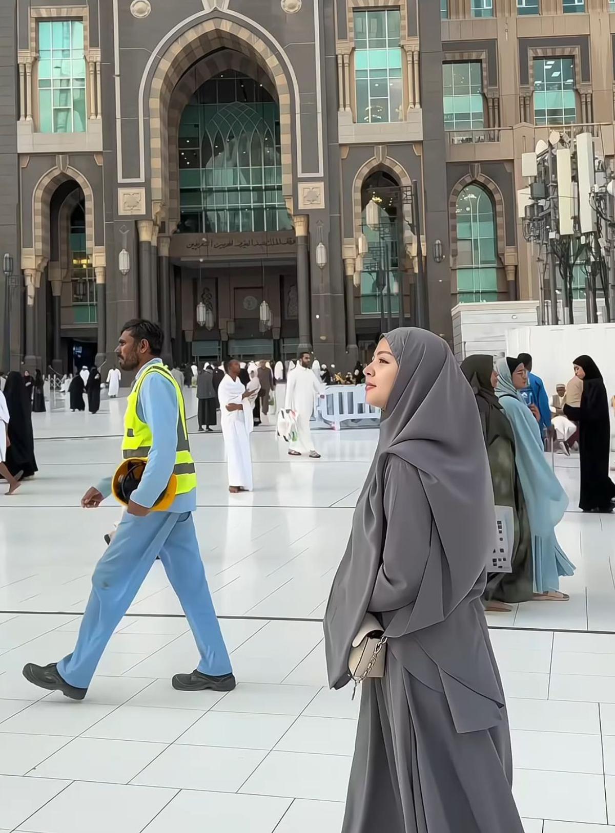 7 Potret Thya Sethya saat Pakai Hijab setelah Tinggalkan MMA, Sempat Tampil Bercadar Ketika Umroh