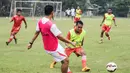 Gelandang Persija Jakarta, Novri Setiawan, berusaha merebut bola saat latihan di Lapangan Villa 2000, Tangerang Selatan, Rabu (30/3/2016). (Bola.com/Vitalis Yogi Trisna)