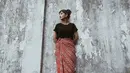 Gaya fashionnya sangat sederhana. Ia memiliki karakter dalam bergaya, seperti ketika memadukan kain batik dan t-shirt untuk gaya sehari-hari. [Foto: IG/qurrotuayun/qibil].