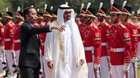 Presiden Joko Widodo (Jokowi)  bersama Putra Mahkota Abu Dhabi, Sheikh Mohamed Bin Zayed Al Nahyan memeriksa pasukan saat kunjungan kenegaraan di Istana Bogor, Kamis (24/7/2019). Keduanya menggelar pertemuan bilateral guna membahas sejumlah kerja sama. (Willy Kurniawan/Pool Photo via AP)