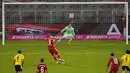 Penyerang Bayern Munchen, Robert Lewandowski mencetak gol kedua timnya dari titik penalti ke gawang Borrusia Dortmund pada pertandingan Bundesliga Jerman di Allianz Arena di Munich, Minggu (7/3/2021). Lewandowski mencetak tiga gol dan mengantar Munchen menang 4-2. (Guenter Schiffmann/Pool via AP)