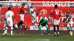Pemain Manchester United (MU) Scott McTominay (kedua dari kiri) mencoba menyundul bola ke gawang Crystal Palace dalam pertandingan Liga Inggris di Old Trafford, Manchester, Inggris, Sabtu (24/8/2019). MU kalah dari Crystal Palace dengan skor 1-2. (AP Photo/Alastair Grant)