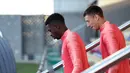 Gelandang Barcelona, Ousmane Dembele (kiri) bersiap berlatih di Joan Gamper Sports Center, Sant Joan Despi, Spanyol, Selasa (23/10). Barcelona berlatih tanpa Lionel Messi jelang menghadapi Inter Milan pada Grup B Liga Champions. (LLUIS GENE/AFP)