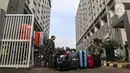 Tentara memeriksa barang WNI yang baru kembali dari luar negeri di Wisma Atlet, Pademangan, Kemayoran, Jakarta Pusat, Sabtu (26/9/2020). Ketua Satgas COVID-19 Doni Monardo menjabarkan ketersediaan tower di RSD Wisma Atlet untuk merawat pasien COVID-19. (Liputan6.com/Johan Tallo)