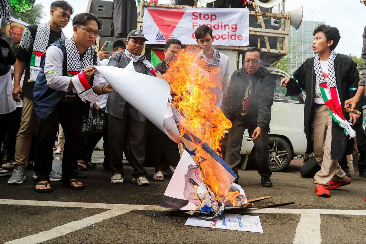 FOTO: Massa Membakar Replika Bendera Israel Saat Aksi Bela Palestina di Depan Kedubes AS Jakarta