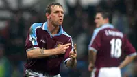 Stuart Pearce. Bek berusia 59 tahun yang pensiun di Man City Juli 2002 ini mencetak gol terakhir di Liga Inggris saat berusia 38 tahun dan 7 bulan. Pada (25/11/2000) di pekan ke-15 ia menyumbang 1 gol West Ham ke gawang tuan rumah Southampton yang berakhir dengan kemenangan 3-2. (claretandhugh)