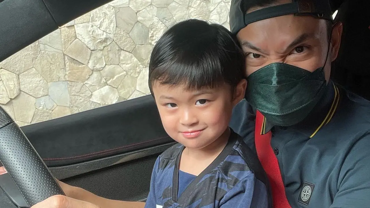 Harvey Moeis suami Sandra Dewi saat momong anak (Foto: Instagram/@raphaelmoeis)