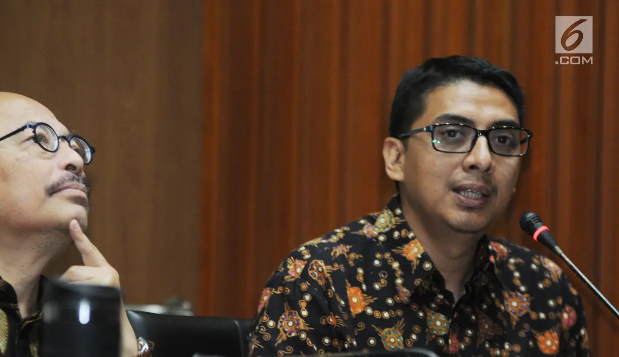 Anggota Pansel MK Mas Achmad Santosa (kiri) dan Zainal Arifin memberi keterangan kepada awak media usai melakukan pertemuan di gedung KPK, Jakarta, Senin (9/7). Pertemuan tersebut meminta masukan kreteria 9 nama calon hakim MK. (Merdeka.com/Dwi Narwoko)