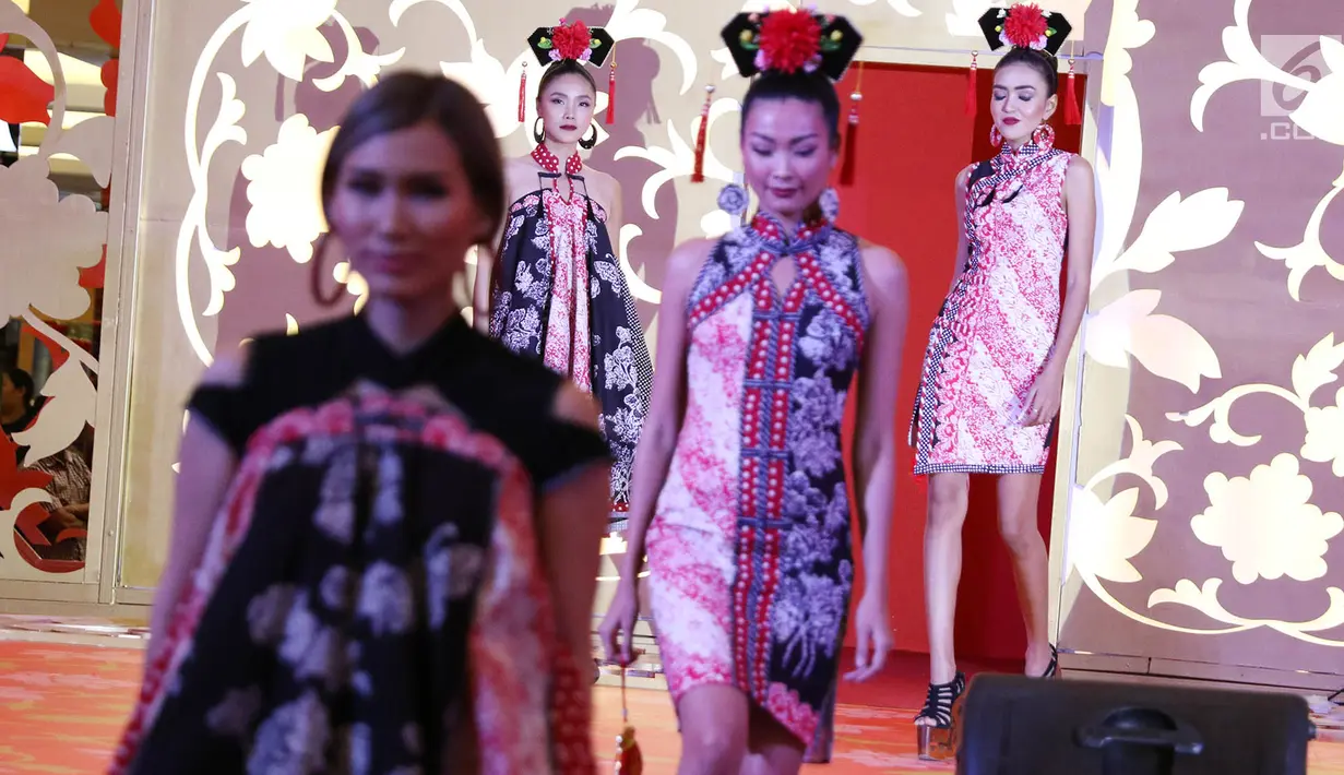 Model berjalan di cat walk mengenakan busana rancangan desainer Anne Avantie dalam peragaan bertajuk Pecinan Jaman Now di Mal Taman Anggrek, Jakarta, Jumat (9/2). Tahun ini, tema yang diusung adalah "Kampoeng Imlek".(Liputan6.com/Immanuel Antonius)