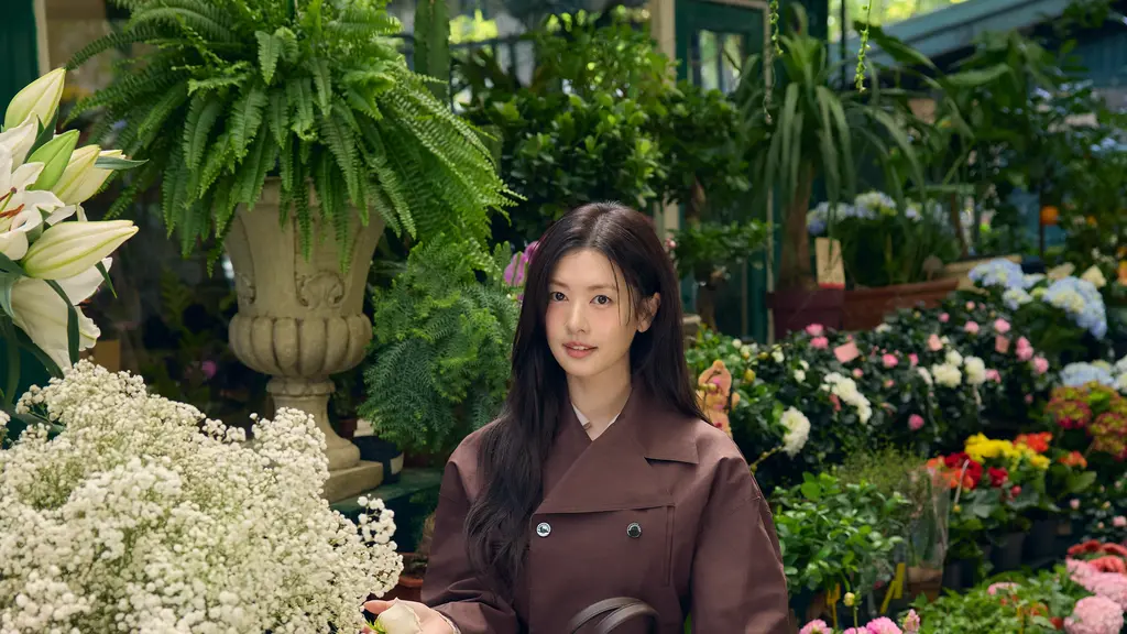Aktris Korea Selatan Jung So-min bergaya effortless parisian saat terpilih jadi brand ambassador Long Champ (dok. Long Champ)