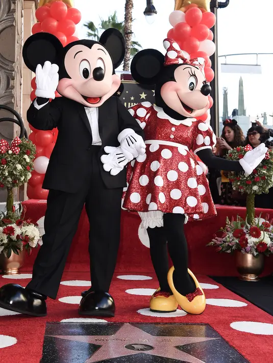 Mickey Mouse dan Minnie Mouse menghadiri penghargaan Hollywood Walk of Fame atas nama Minnie Mouse di Los Angeles, Senin (22/1). Minnie Mouse mendapat bintang di Hollywood Walk of Fame setelah menunggu 90 tahun. (Richard Shotwell/Invision/AP)
