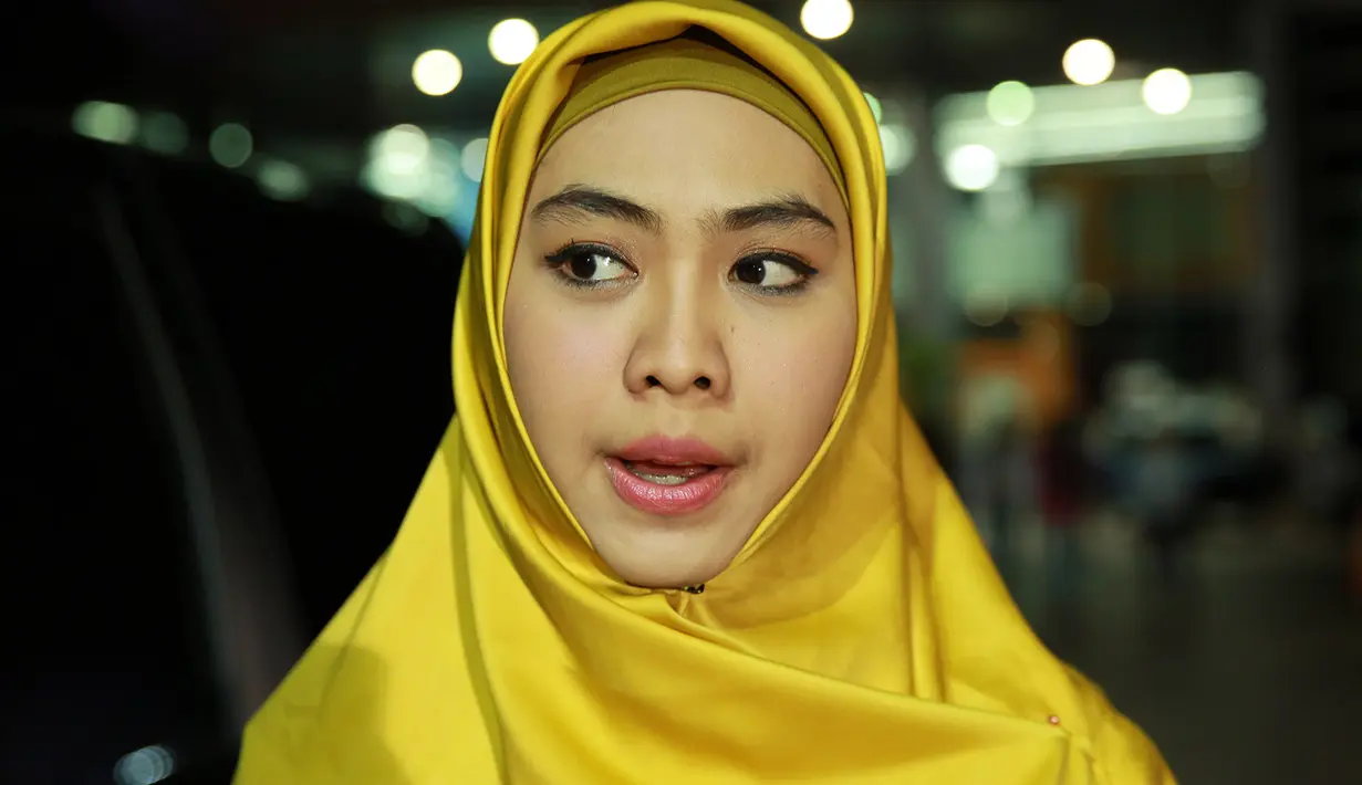 "Ramadan ini memang Allah amanahkan beberapa program ke Oki, tentunya dengan izin suami dan orang tua. Alhamdulillah Oki masih punya banyak waktu buat anak dan ibadah," ujarnya. (Deki Prayoga/Bintang.com)