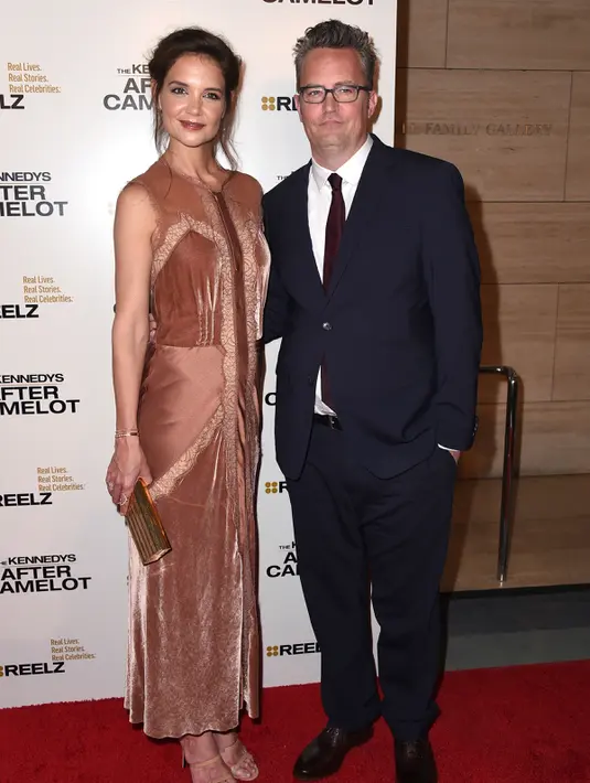 Aktris Katie Holmes foto bersama dengan aktor Matthew Perry dalam pemutaran miniseri The Kennedys - After Camelot, di Beverli Hills, California, (15/3). Matthew berperan sebagai Ted Kennedy. (AP/Jordan Straus)
