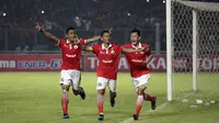 Ismed Sofyan (tengah) merayakan golnya  ke gawang Semen Padang pada laga Torabika Soccer Championship 2016 di Stadion Utama Gelora Bung Karno, Jakarta, Minggu (8/5/2016). (Bola.com/Nicklas Hanoatubun)