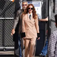 Julia Roberts tampil memesona saat mempromosikan Ticket to Paradise. Ia bersama George Clooney di Jimmy Kimmel Live!, memilih mengenakan setelan cokelat dari kolaborasi Gucci X adidas di runway musim gugur 2022. Foto: Vogue.