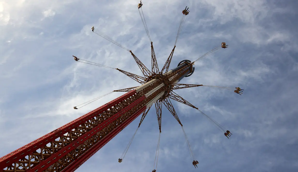 Pengunjung menaiki wahana ontang-anting Sky Flyer atau di Taman Bollywood, Dubai, Uni Emirat Arab (18/2/2021).  Ontang-anting yang berada di Bollywood Parks Dubai berhasil mengalahkan ontang-anting Orlando Starflyer. (AFP/ Giuseppe Cacae)