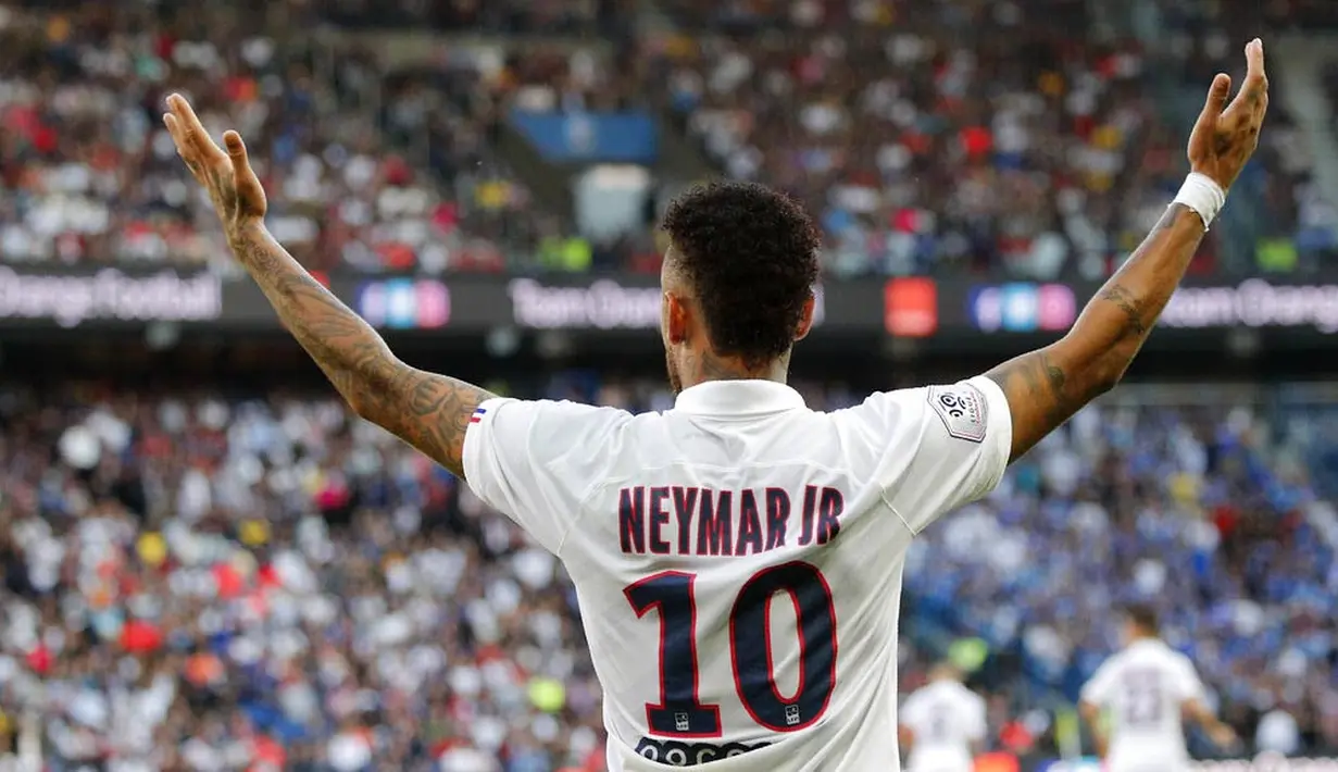 Striker PSG, Neymar, melakukan selebrasi usai membobol gawang Strasbourg pada laga Liga 1 Prancis di Stadion Parc des Princes, Sabtu (14/9). PSG menang 1-0 atas Strasbourg. (AP/Francois Mori)