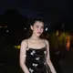 Dalam suasana pesta malam yang mewah, Aaliyah memilih tampil serba hitam dengan gaya elegan yang memancarkan kesan glamor namun tetap classy. [@aaliyah.massaid].