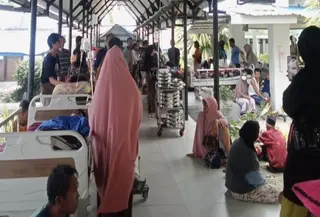 Pasien RS Anuntaloko Parigi, Kabupaten Parigi Moutong dievakuasi dari ruang perawatan sesaat setelah gempa. (Antara)