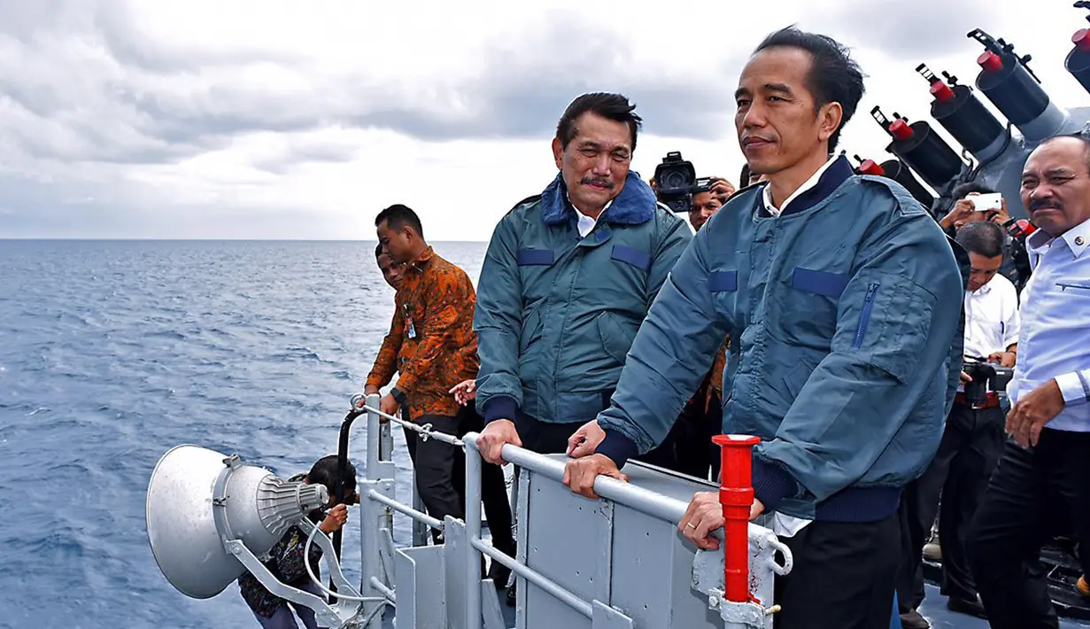 Presiden Joko Widodo (kanan) bersama Menko Polhukam Luhut Panjaitan (kedua kanan) saat berada di atas kapal perang KRI Imam Bonjol 383 di perairan Natuna, Kepulauan Riau, Kamis (23/6). (Foto: Setpres)