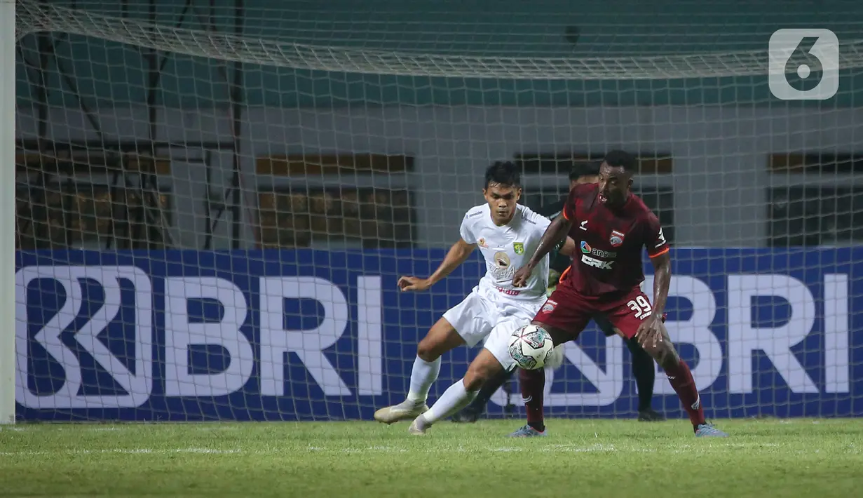 Penyerang Borneo FC, Nke Ondoua Guy Junior (kanan) berusaha mencetak gol dalam laga pekan pertama BRI Liga 1 2021/2022 melawan Persebaya Surabaya di Stadion Wibawa Mukti, Cikarang, Sabtu (4/9/2021). Borneo FC menang 3-1 atas Persebaya Surabaya. (Bola.com/Bagaskara Lazuardi)