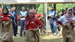 Peserta lomba balap karung semarak 17-an Kemenkumham berusaha mencapai garis finish, Depok, Jumat (12/8). Kemenkumham gelar semarak 17 Agustusan untuk memperingati HUT RI ke-71. (Liputan6.com/Yoppy Renato)