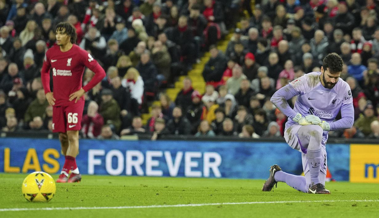 Tim tamu mengejutkan tuan rumah pada menit ke-26. Goncalo Guedes membuat Wolverhampton unggul 1-0 berkat golnya setelah mampu merebut bola dari penguasaan kiper Liverpool Alisson Becker. (AP Photo/Jon Super)