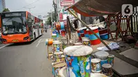 Pedagang meletakkan bedug untuk dijual di pinggir jalan KH Mas Mansyur, Tanah Abang, Jakarta, Senin (10/6/2021). Pedagang bedug di sepanjang jalan itu juga mengalami penurunan omzet sekitar 50 persen semenjak pandemi corona COVID-19. (Liputan6.com/Faizal Fanani)