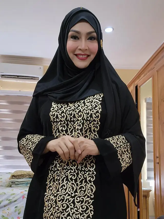 6 Potret Terbaru Ratna Listy saat Berhijab, Bikin Pangling
