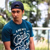 Salah satu dari foto yang diunggah, terlihat Eza an Echa menunjukan buku nikah. (instagram/ezagio)