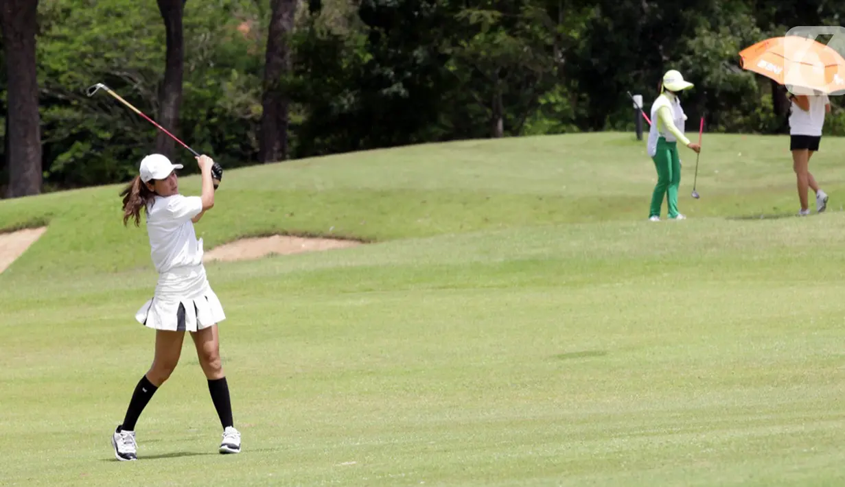 Pemain golf melakukan approach shot di Bali National Golf Club (28/11/2021). Ajang bergengsi Xpora Virtual Golf Tour 2021 menjadi momentum pelaku UMKM mengakselerasi kinerja di akhir tahun 2021 yang terlibat dalam pemenuhan konsumsi, hingga pakaian dari para peserta. (Liputan6.com/HO/BNI)