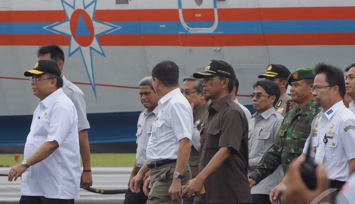 Menko Kemaritiman Indroyono Soesilo bersama Menhub Ignasius Jonan sebelum memberikan keterangan pers di posko utama pencarian pesawat AirAsia QZ8501 di Lanud TNI AU Iskandar, Pangkalan Bun, Rabu (7/1/2015).  (Liputan6.com/Andrian M Tunay)
