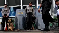 Petugas Kepolisian membawa anjing pelacak untuk menjaga keamanan jelang praperadilan sidang kasus Komjen Budi Gunawan terhadap KPK di Pengadilan Negeri Jakarta Selatan, Senin (2/2/2015). (Liputan6.com/Johan Tallo)
