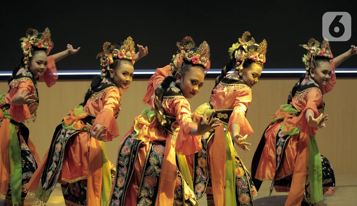 Anak-anak dan remaja tampil dalam drama musikal Bersama Lestarikan Indonesia (Bestari) di Aula Teater Museum Nasional, Jakarta, Sabtu (22/10/2022). Drama musikal bertajuk Bersama Lestarikan Indonesia (Bestari) ini menampilkan tarian-tarian tradisional Indonesia dari Sabang sampai Merauke. (Liputan6.com/Johan Tallo)