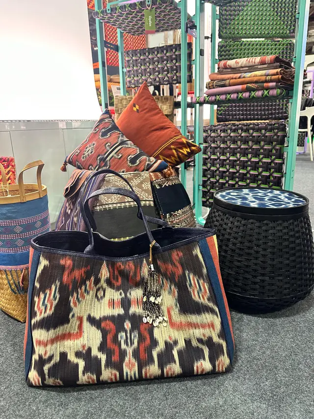 Cita Tenun Indonesia (CTI) membawa Tenun Ikat Sumba sebagai bahan utama dalam berbagai produk dekorasi rumah.