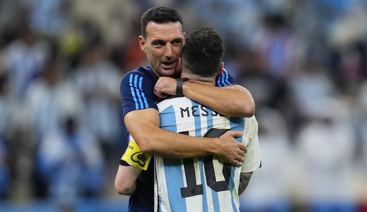 <p>Lionel Scaloni. Pelatih berkebangsaan Argentina ini baru saja mengantar Timnas Argentina menjuarai Piala Dunia 2022 di Qatar setelah mengalahkan Prancis di partai final. Ia menjadi pelatih termuda kelima sepanjang sejarah yang mampu menjuarai Piala Dunia. Saat laga final yang digelar pada 18 Desember 2022, usianya baru menginjak 44 tahun. (AP Photo/Natacha Pisarenko)</p>
