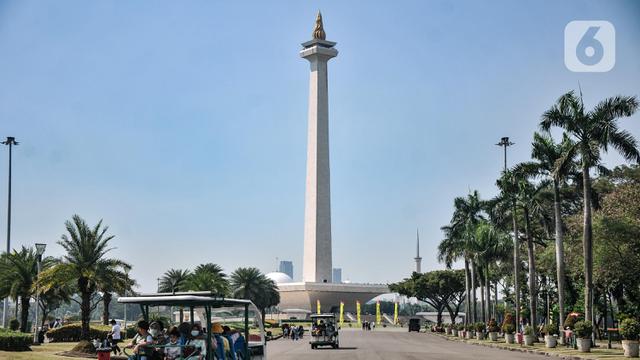 Mengisi Libur Sekolah di Tugu Monas
