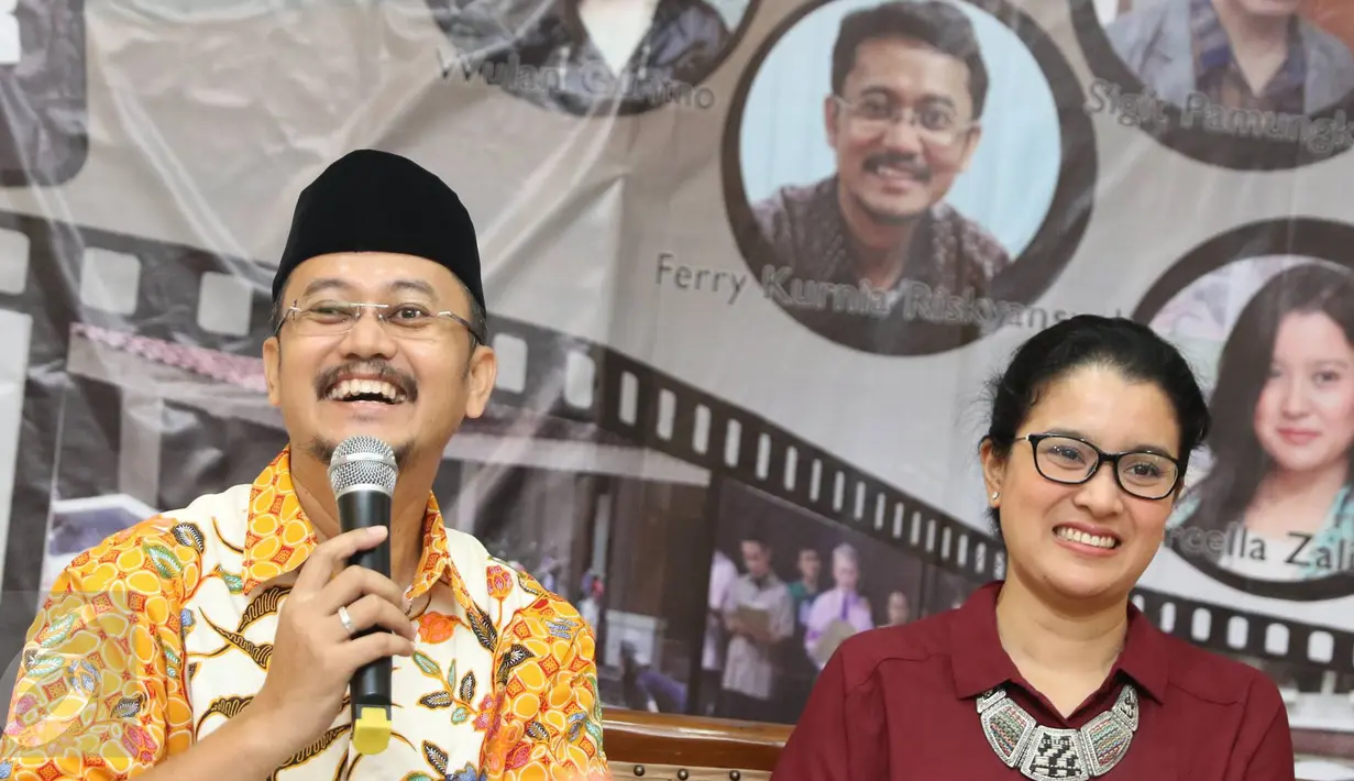 Komisioner KPU Ferry Kurnia Rizkiyansyah bersama Ketua Persatuan Artis Film Indonesia (Parfi) Marcella Zalianty memberikan keterangan terkait penyelenggaraan festival film pendek KPU di Jakarta, Jumat (7/10). (Liputan6.com/Immanuel Antonius)