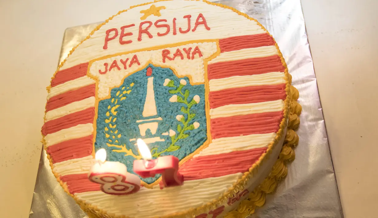 Kue ulang tahun dari Jakantor Community untuk merayakan HUT Persija ke-87 di Hotel Royal Regal, Jakarta, Sabtu (28/11/2015). (Bola.com/Vitalis Yogi Trisna)
