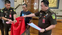 Kepala Seksi Pidana Umum Kejari Pekanbaru melepaskan baju tahanan tersangka penganiayaan dan membebaskannya dengan mekanisme restorative justice. (Liputan6.com/M Syukur)