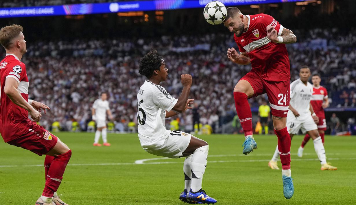 Pemain Real Madrid, Endrick (tengah) berusaha merebut bola pemain VfB Stuttgart, Jeff Chabot pada laga Liga Champions 2024/2025 di Santiago Bernabeu, Madrid, Rabu (18/09/2024) WIB. (AP Photo/Manu Fernandez)