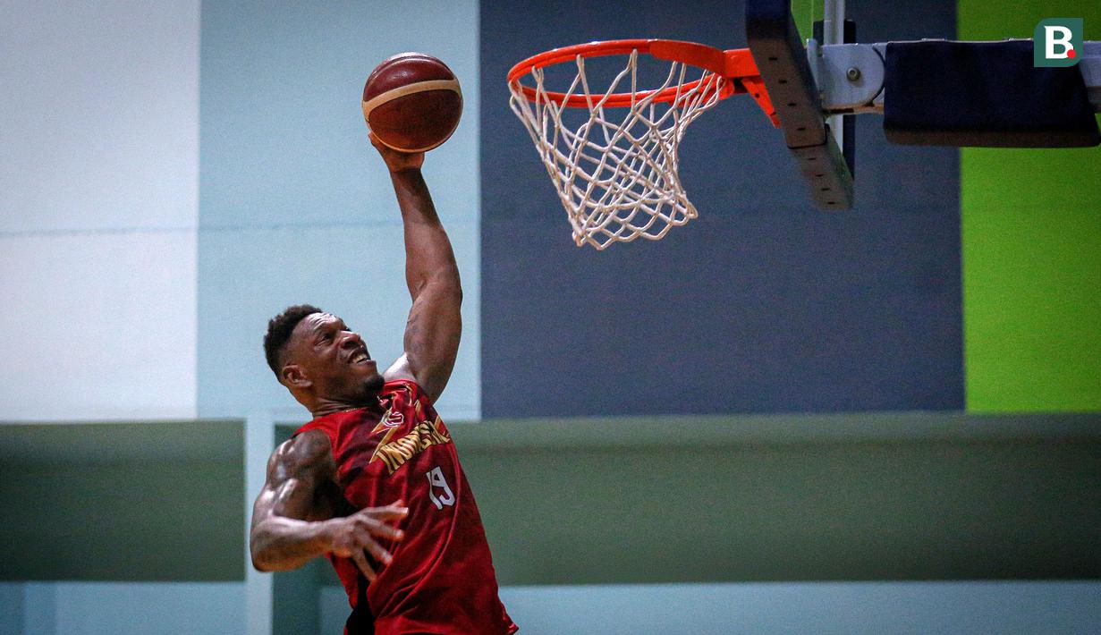 Pemain Timnas Basket Indonesia, Lester Prosper melakukan dunk saat pemusatan latihan Timnas Basket Indonesia untuk SEA Games 2023 Kamboja di GBK Arena, Senayan, Jakarta, Rabu (03/05/2023). (Bagaskara Lazuardi)